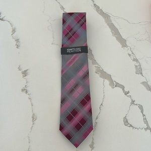 Kenneth Cole Reaction neck tie,standard length. Brand new with tags. Smoke free.